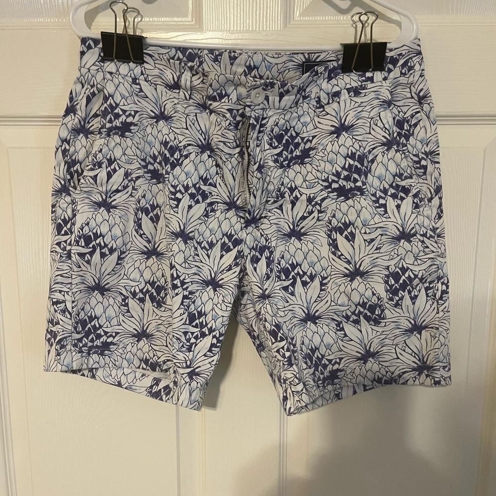 Men’s Vineyard Vines floral shorts size 32. Preppy. Great condition no issues.